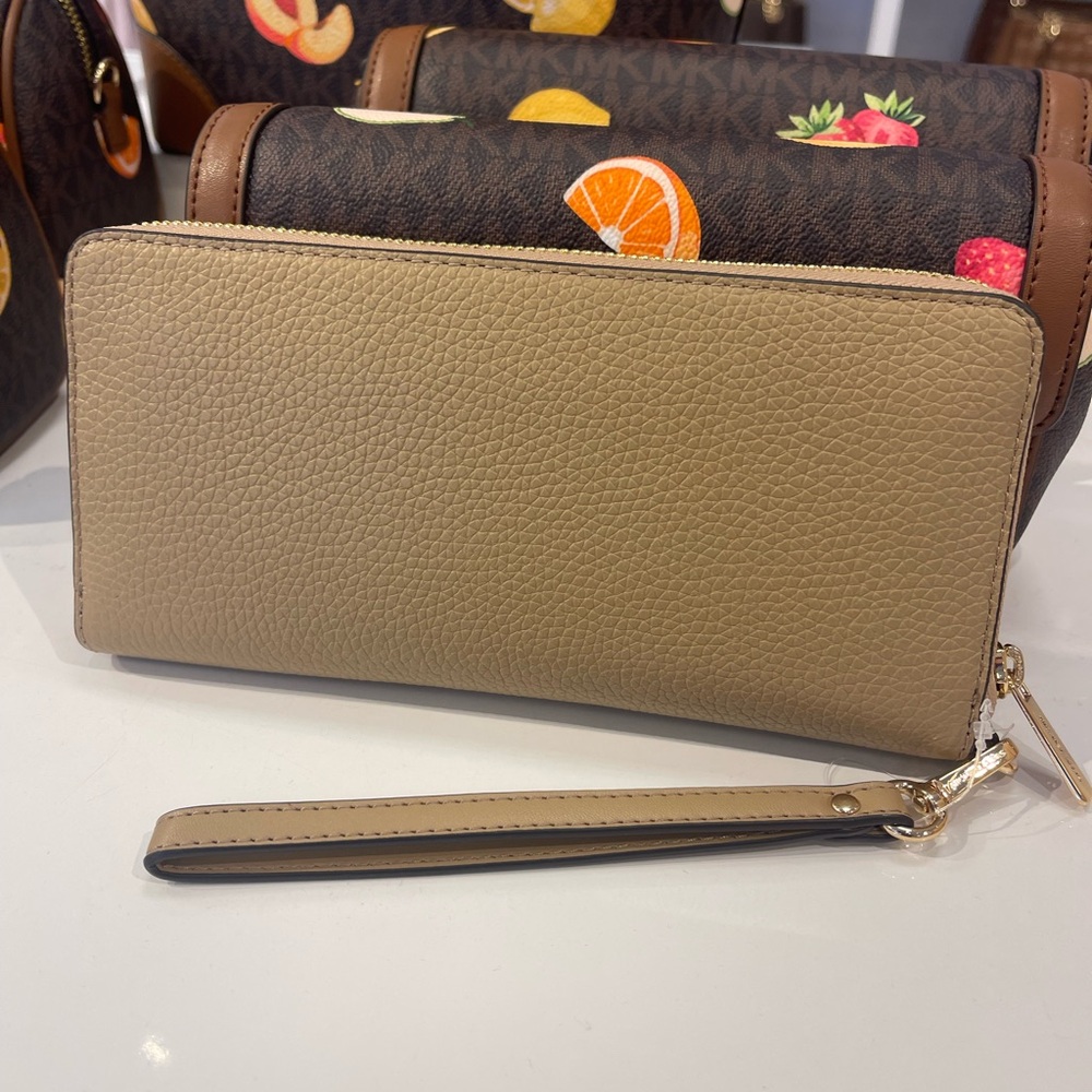 MICHAEL KORS JST Lg Pebbled Leather Continental Wristlet Wallet Phone Hold
Camel - Picture 5 of 16
